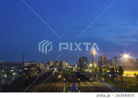 新小岩の運動競技場と東京スカイツリーと線路 16368935