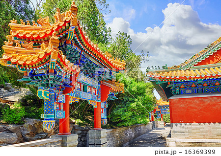 Beihai Park, near the Forbidden City, Beijing. 16369399