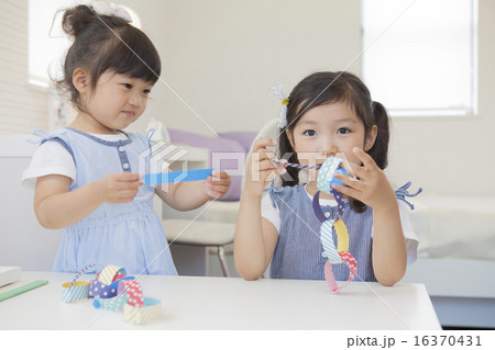 家で遊ぶ女の子 16370431