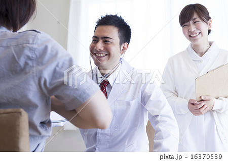 仕事をする医師 16370539