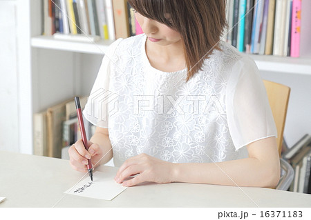 年賀状を書く女性 16371183