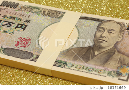 現金百万円　アップ　金色の背景 16371669