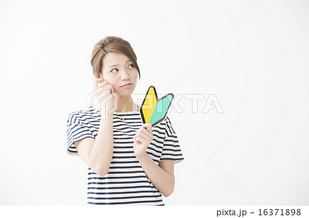 初心者マークを持つ女性 16371898