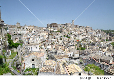 ドゥオーモの下にサッシの街並が広がるマテーラのサッシ・カヴェオーソ地区 16373557