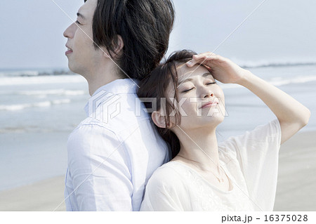 背中合わせのカップルの写真素材