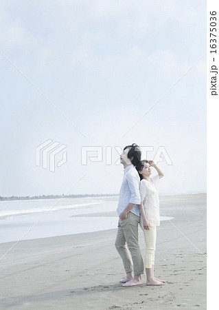背中合わせのカップルの写真素材