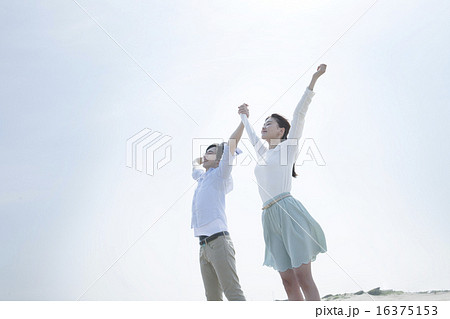 手を広げるカップル 16375153