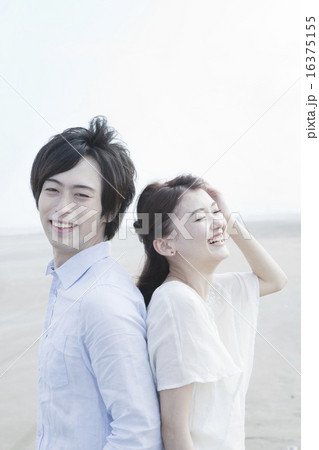 背中合わせのカップル 16375155