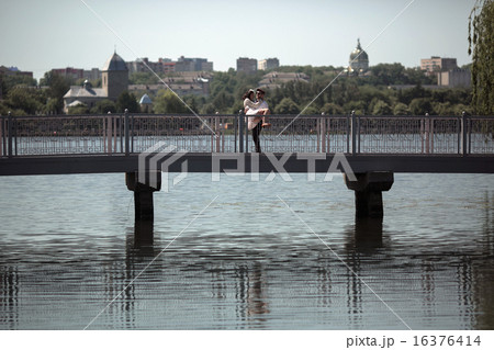 beautiful couple in the city 16376414
