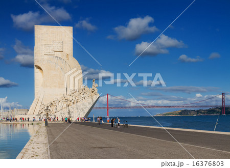 embankment of river Tagus, Lisbon, Portugal 16376803