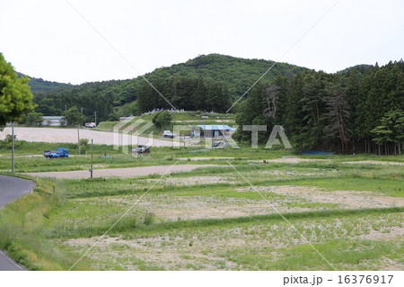 飯舘村 除染後 田んぼ 草地 トラック 飯舘村 除染後 田んぼ 草地 トラック 16376917