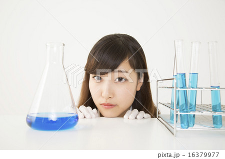 試験管を前にする女性化学者 16379977