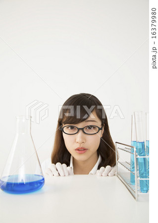 試験管を前にする女性化学者 16379980