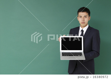 ノートPCを持つ男性　 16380972
