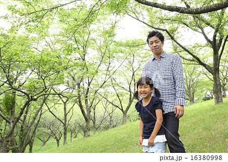 新緑と親子 父子 新緑と親子 父子 16380998