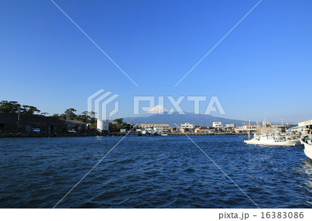 沼津港から富士山を望む 16383086