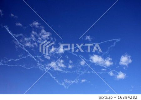 アクロバット飛行のスモークで大空のキャンバスに描かれたスタークロス 16384282