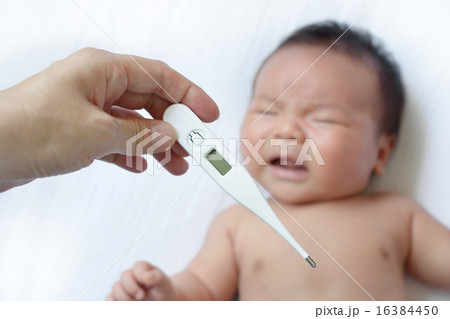 熱を測るお母さんと泣く赤ちゃん 熱を測るお母さんと泣く赤ちゃん 16384450