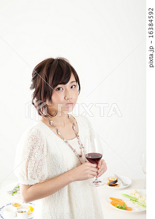 パーティー会場の女性 16384592