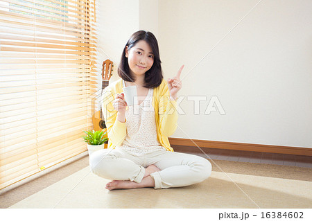 休日の女性 16384602