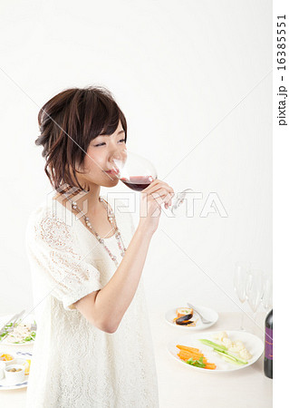 パーティー会場の女性 16385551