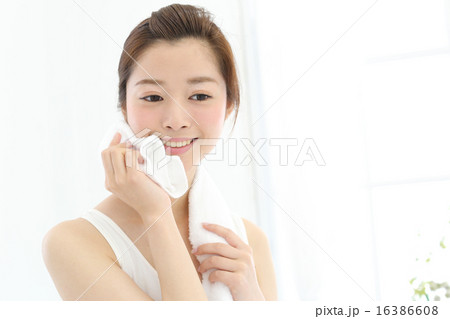洗顔をする女性 16386608