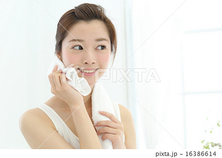 洗顔をする女性 洗顔をする女性 16386614