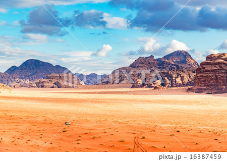 ヨルダンの砂漠(ヨルダン、ワディ・ラム保護区) ヨルダンの砂漠(ヨルダン、ワディ・ラム保護区) 16387459