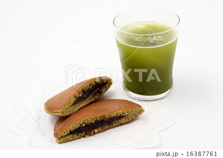 抹茶ドリンクと抹茶どら焼き 16387761