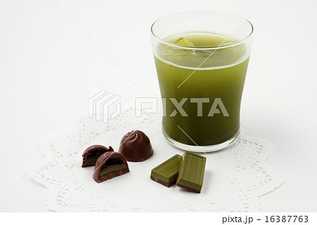 抹茶ドリンクと抹茶チョコ 16387763