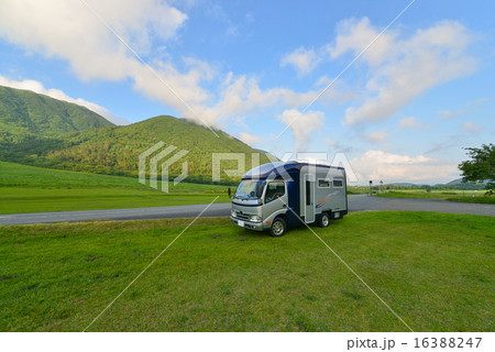 キャンピングカーのある風景　perming　季節の風景　写真素材 16388247