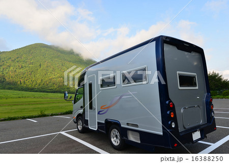 キャンピングカーのある風景 perming 季節の風景 写真素材 キャンピングカーのある風景 perming 季節の風景 写真素材 16388250