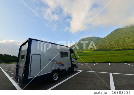 キャンピングカーのある風景　perming　季節の風景　写真素材 16388252