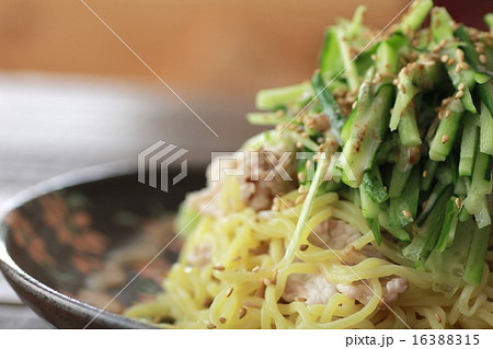 ゴマだれの冷しゃぶラーメン 冷やしラーメン ゴマだれの冷しゃぶラーメン 冷やしラーメン 16388315