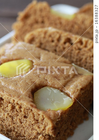 カットした栗の黒糖蒸しパン 16388327