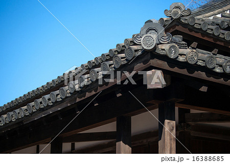 日本家屋の瓦屋根と青空の写真素材