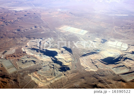 南米チリ北部の町カラマ周辺の砂漠地帯に建設された銅山 16390522