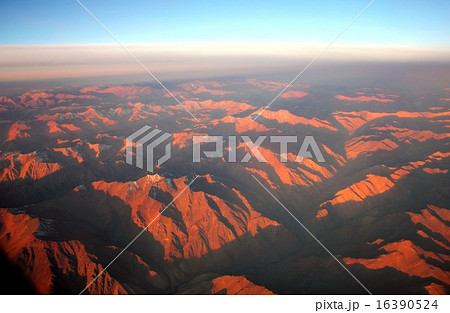 山の頂が夕日に赤く染まる南米アンデス山脈 16390524