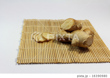 ショウガ　：竹製すし巻きの上の生姜のブロックとスライス 16390980