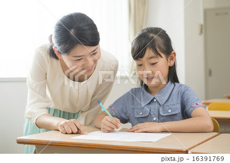 小学生と先生 16391769
