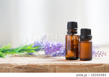 アロマオイルとラベンダー 16392984