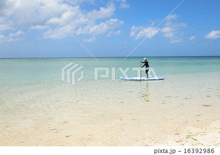 宮古島でSUPをする女性 16392986