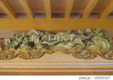 信州　松本　重要文化財「牛伏寺」　再建惣門の彫刻　蟇股の龍（正徳年間製） 16393327