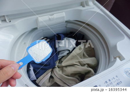 洗濯機に粉洗剤を入れる 16395344