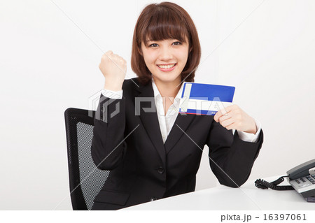 通帳とガッツポーズする女性 16397061