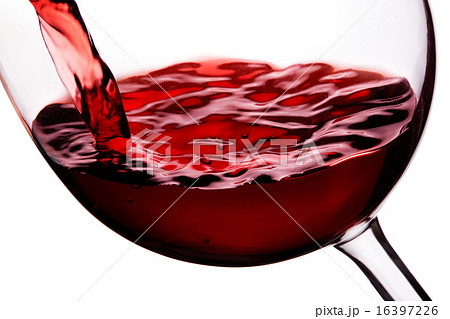 赤ワインをワイングラスに注ぐ　クローズアップ　切り抜き　パスあり 16397226