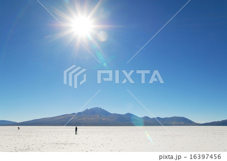 ボリビア　ウユニ塩湖　強い日差し 16397456