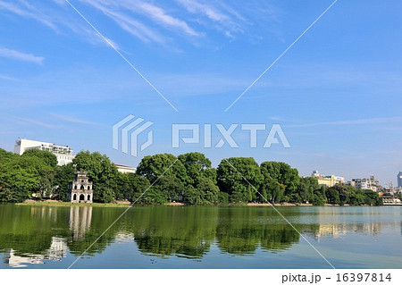 ベトナム　朝のホアンキエム湖 16397814