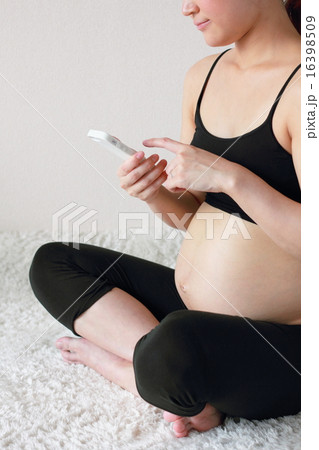 女性1人 (ヨガ 腹 胎児 マタニティ 臨月 妊婦 プレママ 妊娠 産前 生命 母体 ママ) 女性1人 (ヨガ 腹 胎児 マタニティ 臨月 妊婦 プレママ 妊娠 産前 生命 母体 ママ) 16398509