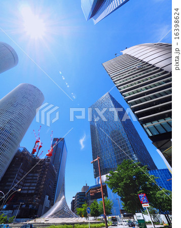 名古屋駅前のビル街 16398624